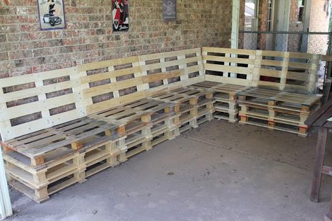 We've seen some inexpensive patio makeovers, but this one is insane! Inexpensive Patio, Patio Furniture Makeover, Pallet Furniture Plans, Pallet Lounge, Pallet Seating, Pallet Garden Furniture, Pallet Patio Furniture, Pallet Patio, Wooden Pallet Furniture