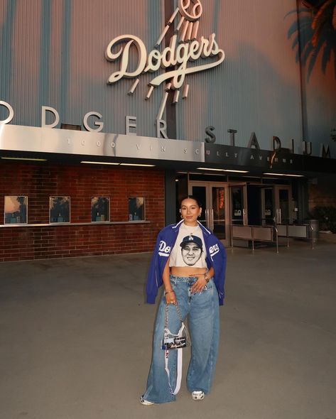 what a catch 🤭🤌🏽✨⚾️ Dodger Outfit Women, Dodgers Game Outfit Women, Dodgers Hat Outfit, Dodgers Outfit Women, Baseball Outfits, Dodgers Outfit, Disney Outfits Women, Dodger Game, Dodger Hats