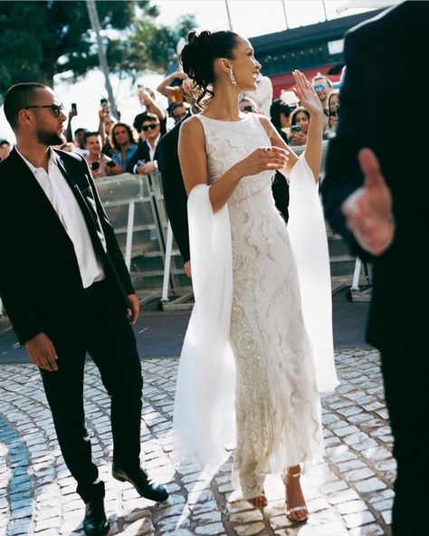 Models On The Move Bella Hadid Red Carpet, Isabella Hadid, Bella Hadid Outfits, Red Carpet Gowns, Ivory Bridal, Beaded Gown, Outfit Look, Kendall Jenner Style, Red Carpet Looks