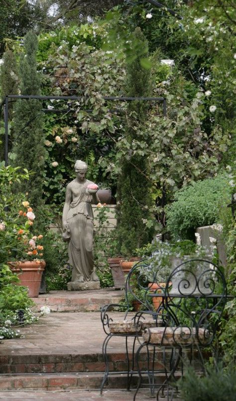 French Courtyard Garden, Mystery Garden, French Courtyard, Roman Garden, Famous Gardens, English Cottage Garden, Italian Garden, Mediterranean Garden, French Garden