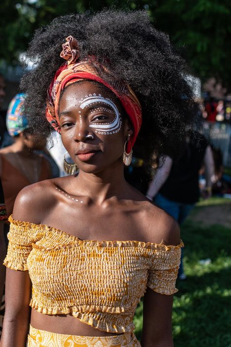 Afro Y2k, Rock N Roll Makeup, Afro Punk Hairstyles, Afro Futuristic, Festival Face Paint, Afro Punk Fashion, Afrocentric Fashion, Festival Face, Festival Glitter