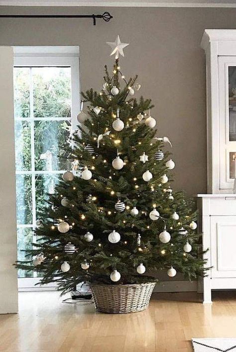 Christmas Tree Inspo, Christmas Tree Decorating Themes, Real Christmas Tree, Christmas Interiors, Christmas Tree Inspiration, Christmas Themes Decorations, White Christmas Trees, Christmas Tree Ideas, White Christmas Tree