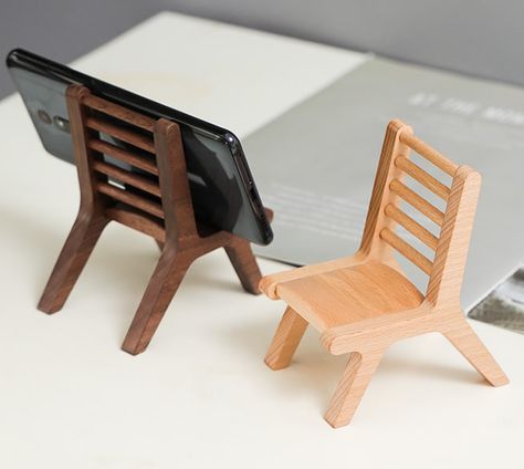 Classic Handmade Wooden Chair Phone Holder (Beech & Black Walnut) - New Arrives - FeelGift Diy Phone Stand, Wooden Phone Stand, Wood Phone Holder, Mini Chair, Wooden Wine Boxes, Modern Cupboard Design, Phone Stands, Support Telephone, Wood Wall Clock