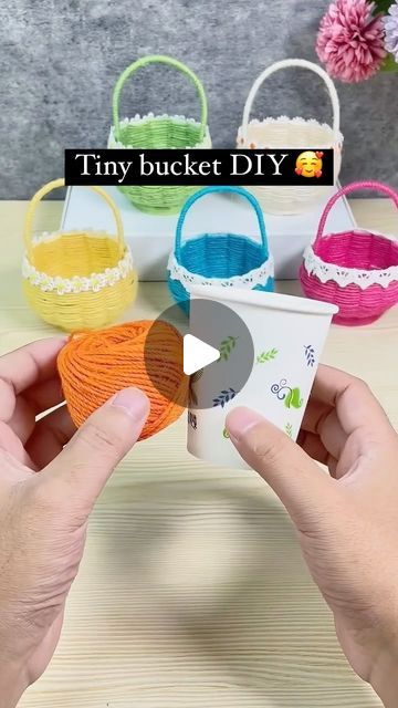 ARTWORK DAILY🎨 on Instagram: "Little bucket DIY to try with your kids ��☺️
How cool is this?🥰
Artist 32033905611 on Doüyin" Diy Paper Storage Ideas, Upcycle Plastic Containers Craft Ideas, Paper Bucket Craft, Diy Mini Basket, Small Bucket Craft Ideas, How To Make A Basket, Picnic Basket Crafts, Picnic Basket Diy, Boho Basket Decor