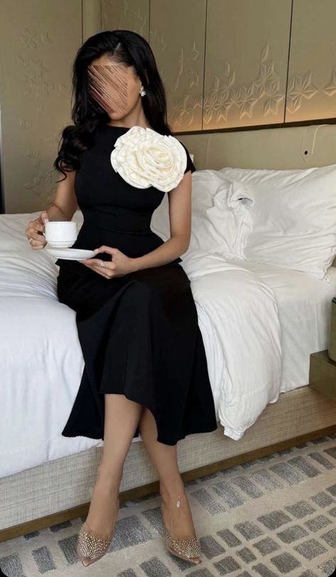 Classy Dinner Gowns, Elegant Dinner Dress With Bow, Black Bow Dress For Dinner, Black Midi Dress With Bow For Evening, Black Bow Midi Dress For Evening, Chic Black Dress With Satin Bow, Black Gown Elegant Classy, Dinner Gowns Classy Night, Dinner Gowns Classy