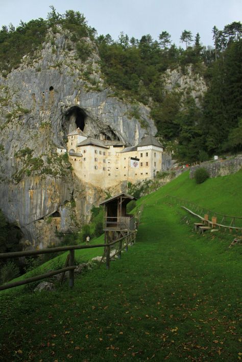 Predjama Castle, a renaissance castle built within a cave mouth in southwestern Slovenia Famous Castles, Voyage Europe, Beautiful Castles, File Image, September 16, Medieval Castle, Beautiful Buildings, Macedonia, Pretty Places