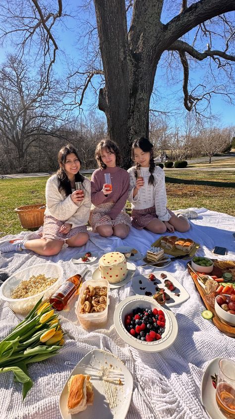 #aesthetic #flowers #flowers #fruit #food #picnic #galentinesday #friends Picnic Food Ideas Aesthetic Friends, Cute Picnic With Friends, Picnic Aesthetic Food, Picnic Games Ideas, Pic Nic Aesthetic Friends, Summer Picnic Aesthetic Friends, Flower Picnic, Aesthetic Picnic Outfit, Fruit Picnic