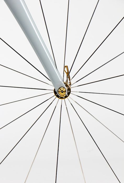 Photo Le Manoosh, Bici Retro, Bike Wheels, Velo Vintage, Bike Details, White Rims, Bike Poster, Fixie Bike, Fixed Gear Bike