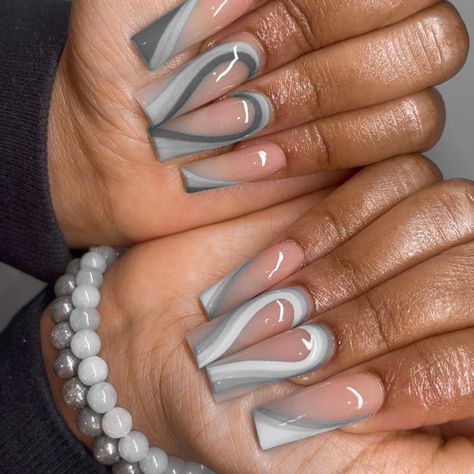 Gray Nails Black Women, Gray Nails Ideas Classy, Grey Nails Black Women, Grey Nail Designs Short, Grey Summer Nails, Grey And White Acrylic Nails, Acrylic Nail Designs Gray, Grey And White Nail Designs, White And Gray Nails