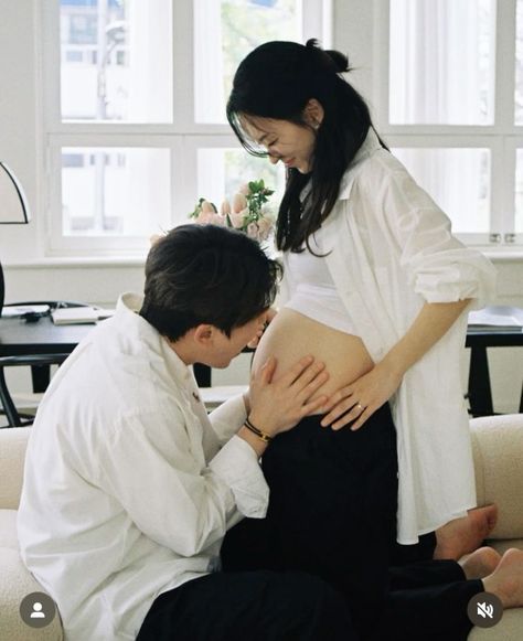 Mbti Type, Maternity Photography Poses Couple, Couple Pregnancy Photoshoot, Maternity Photoshoot Outfits, 사진 촬영 포즈, Pregnant Couple, Asian Babies, Maternity Poses, Korean Couple