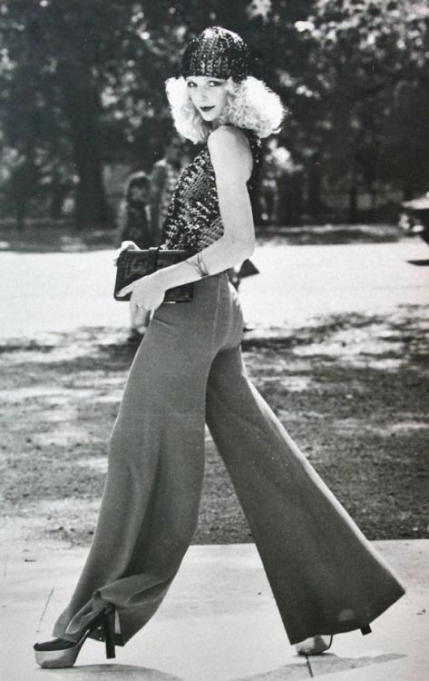 This photo is from 1973. This woman is wearing palazzo pants. The pants are very wide and loose. The leg is wide all the way to the ankle, unlike bell bottoms. Biba Fashion, Barbara Hulanicki, 70s Mode, Street Style Vintage, Wide Legged Pants, Fashion 1970s, Estilo Hippy, Fashion 70s, Mode Hippie