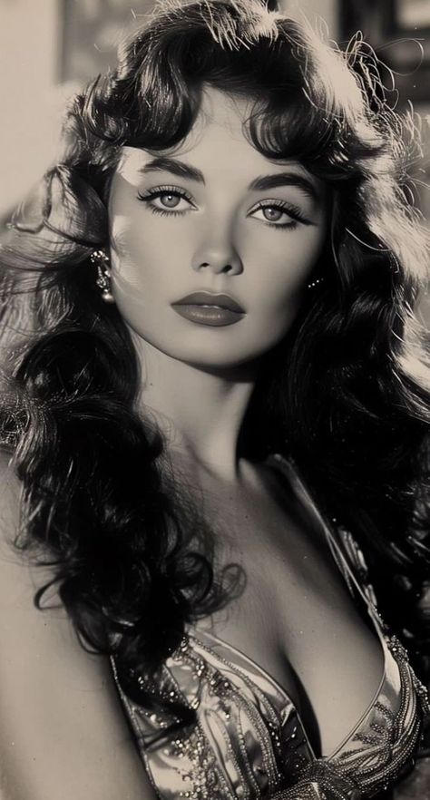 Sultry Hairstyles, Felicity Aesthetic, 40s Mode, Stile Blair Waldorf, Classic Hollywood Glamour, Vintage Hollywood Glamour, American Beauty, Vintage Hollywood, Classic Beauty