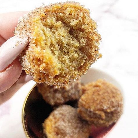 Prepare to be amazed! Our friends Vy & Regina (@kuwtketodashians) have absolutely blown us away with these Pork Rind Crumb Donut Holes! Yes guys, PORK DONUTS! One of the most creative keto desserts we've ever seen, hands down. Crumb Donut, Keto Donut Holes, Keto Pork Rinds, Pork Rind Recipes, Caveman Diet Recipes, Best Low Carb Snacks, Keto Pork, Keto Donuts, Pork Rind