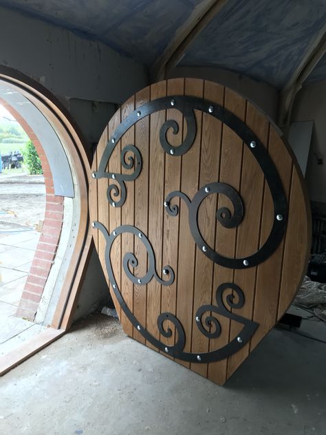 Hobbit Door Decoration, Hobbit Doors, Round Doorway, Medieval Door, Hobbit Door, Circle House, Cabin Doors, Rustic Wood Furniture, House Property