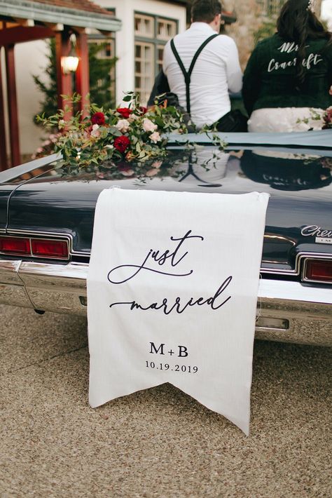 Wedding Shuttle Bus Decorations, Diy Just Married Sign For Car, Just Married Sign Ideas, Wedding Getaway Car Decorations, Just Married Sign For Car, Just Married Car Ideas, Just Married Car Decorations, Just Married Car Sign, Just Married Decorations