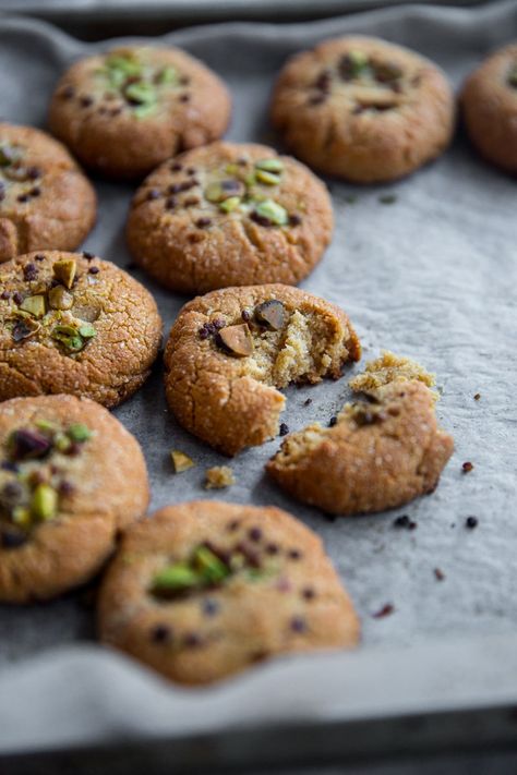 Vegan Cookies Gluten Free, Tahini Cookies Recipe, Tahini Cookies, Vegan Cookies Recipes, Carob Chips, Almond Meal, Desserts Vegan, Flax Egg, Salt Flakes