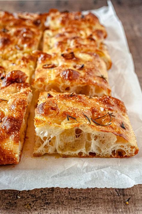 Bread With Garlic, Make Focaccia, Rosemary Focaccia Bread, Baking Techniques, Rosemary Focaccia, Focaccia Bread Recipe, Focaccia Recipe, Artisan Bread Recipes, Focaccia Bread