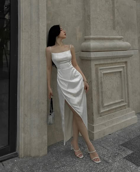 Satin Dresses Aesthetic, Elegant White Prom Dress, White Elegant Dress Classy, Pretty Dresses Casual Classy, White Gowns Elegant, Vestidos Elegantes Aesthetic, Long Satin Dress Outfit, White Fancy Dresses, Vestidos Aesthetic Vintage