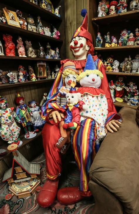 Hame Anand Interview: Meet the Man Behind Nevada's Famous Clown Motel - Thrillist Clown Motel, Famous Clowns, Clown Dolls, Desert Highway, Clown Core, Old Hospital, Dark Circus, Nuclear Test, Places In Usa