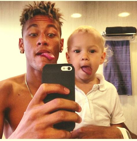 — Like father, like son ❤ Neymar Taking A Selfie, Neymar Child, Neymar Family, Neymar Kid, Neymar Son, Hicks Und Astrid, Brazilian Soccer Players, Danny Ocean, Soccer Guys