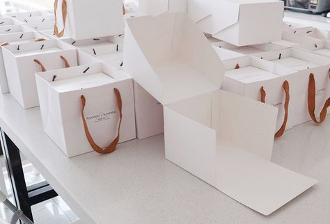 Wedding Cake Take Home Boxes, Luxury Cake Box Packaging, Cake Packaging Design Box Templates, Tart Box Packaging, Cake Box Design Packaging Ideas, Cake Packaging Ideas, Cake Packaging Design, Cake Box Design, Bakery Boxes Packaging