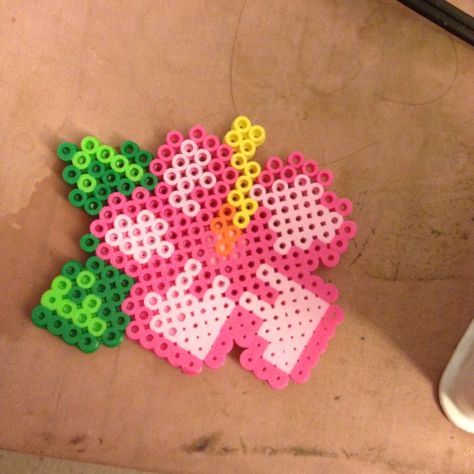 Beaded perler hawaian flower magney Iron Beads Flower, Melt Beads, Melt Beads Patterns, Perler Ideas, Beads Patterns, Flower Belt, Beads Flower, Beads Designs, Beads Ideas