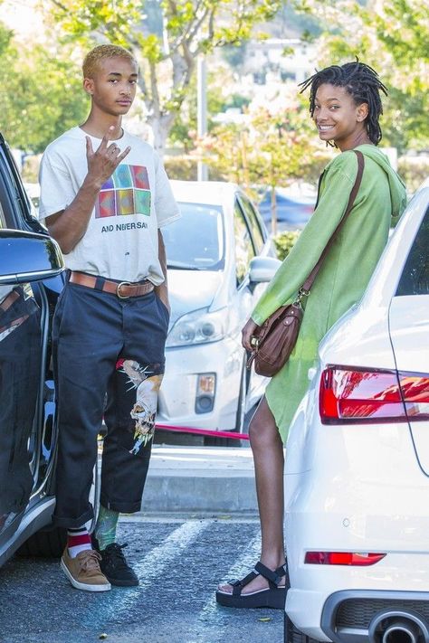 Jaden Smith and Willow Smith Jaden Smith And Willow Smith, Jaden And Willow Smith, Willow Smith And Jaden Smith, Jaden Smith Street Style, Erys Jaden Smith, Jaden Smith Fashion, Willow And Jaden Smith, Mismatched Socks, Smith Family