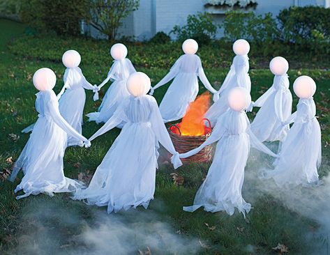 Illuminated Holding Hands Ghosts White Halloween Decor Outdoor, Ghosts Holding Hands, Lawn Ghosts, Ghost Props, Halloween Lawn, Hallowen Ideas, Halloween Ghost Decorations, Casa Halloween, English Cottages