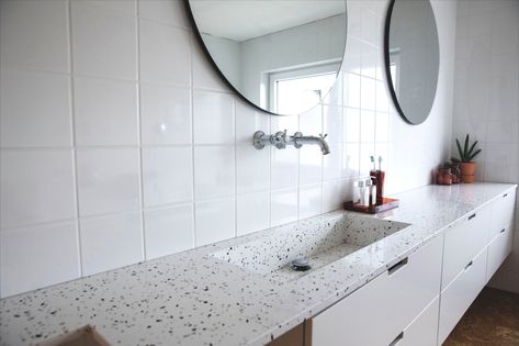 Diresco Terrazzo White quartz composite washbasin and bathroom countertop. ✨ | BIO-UV quartz surface Terrazzo Bathroom Vanity, Terrazo Countertop, Terrazzo Bathroom, Bathroom Niche, White Worktop, Industrial Style Bathroom, Bathroom Countertop, Casa Container, White Granite