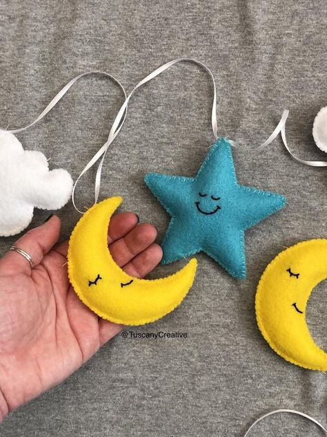 Felt Moon And Stars, Felt Moon, Felt Spring, Felt Keychain, Garland Nursery, Felt Toys Patterns, Flower Bedroom, Crib Toys, Felt Crafts Diy