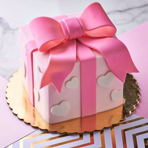 Sweetheart Birthday Cake, Birthday Cake Gift Box Ideas, Fondant Birthday Cakes, Themed Cake Ideas, Birthday Present Cake, Cakes Without Fondant, Golf Artwork, Pink Cake Box, Birthday Cake Gift