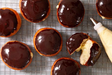 How to Make Boston Cream Doughnuts Boston Cream Doughnut Recipe, Easy Vanilla Frosting, Types Of Donuts, Boston Cream Donut, French Crullers, Jelly Doughnuts, Coffee Jelly, Cinnamon Twists, Boston Cream Pie