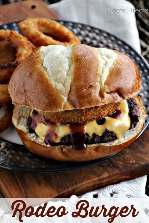 Rodeo Burger, Perfect Burger Recipe, Chicken Avocado Burger, Avocado Burger, Juicy Hamburgers, Cheddar Burger, Hamburgers Grilled, Onion Ring, Best Burger Recipe