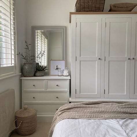 4x5 Room Ideas, Small Bedroom White Furniture, Bedroom White Wardrobe, Bedroom Wardrobe Ideas For Small Rooms, Bedroom Inspirations Wardrobe, Wardrobe In Small Bedroom, Small Bedroom Ideas With Wardrobe, Room Inspiration Bedroom Minimalistic, Small Bedroom With Wardrobe