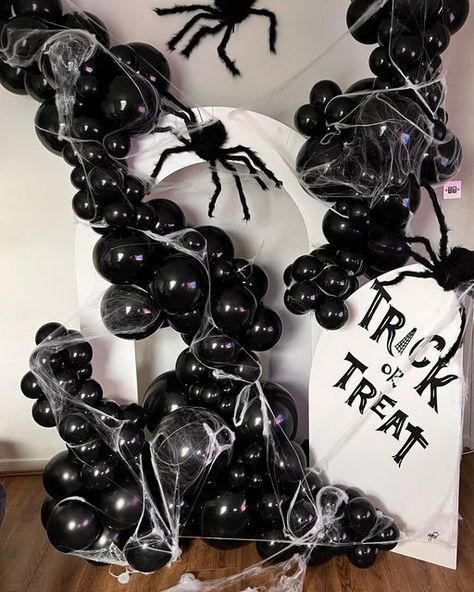 Spider Balloon Arch, Black Balloons Halloween, Halloween Party Decorations Balloons, Ballon Halloween Decoration, Halloween Party Balloon Garland, Backyard Halloween Birthday Party, Spooky Balloon Garland, Balloon Spiders Halloween, Diy Halloween Balloon Arch