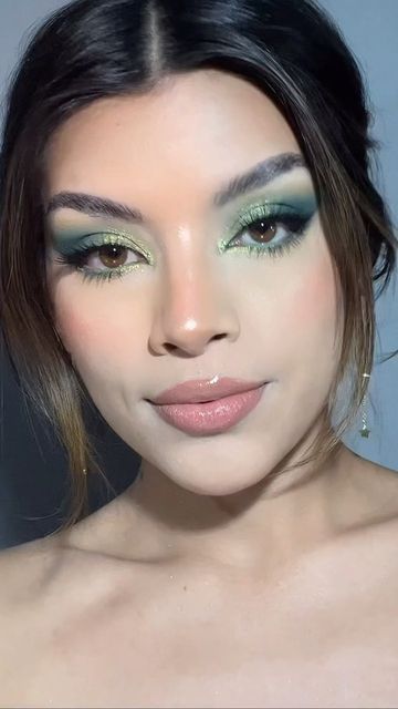 Green Liner Eye Makeup, Makeup Looks With Green Eyeshadow, Green Eyeshadow Looks Hooded Eyes, Smoky Green Eyeshadow Looks, Sea Green Makeup Look, Green Highlighter Makeup, Blue Green Eyeshadow Looks, Sage Green Eyeshadow Looks, Black And Green Eyeshadow