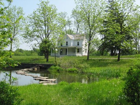 Landscape architect's design tip: Spy on the construction crew. The first time Susan Wisniewski went to see an old farm her clients had bought in upstate New York, a crew was at work renovating the farmhouse. Farm Pond, Green Gardens, Valley Landscape, Pond Landscaping, Farmhouse Landscaping, White Farmhouse, Farmhouse Exterior, Old Farm, Green Garden