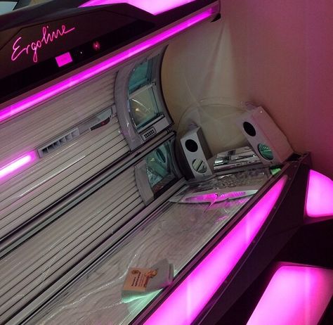 Pink :) tanning bed ! Tanning Bed Room, Home Tanning Bed, Tanning Shop, Tanning Beds, Best Tanning Lotion, Self Tanning Lotions, How To Get Tan, Workout Room, Tanning Tips