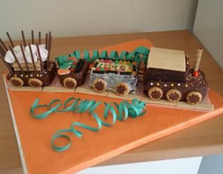 Recette - Cake au chocolat attention au départ du train tchou-tchou | 750g Thomas Train Cake, Train Birthday Cake, Fox Birthday, Train Cake, Cake Chocolat, 1 Cake, Train Birthday, Car Cake, Birthday Idea