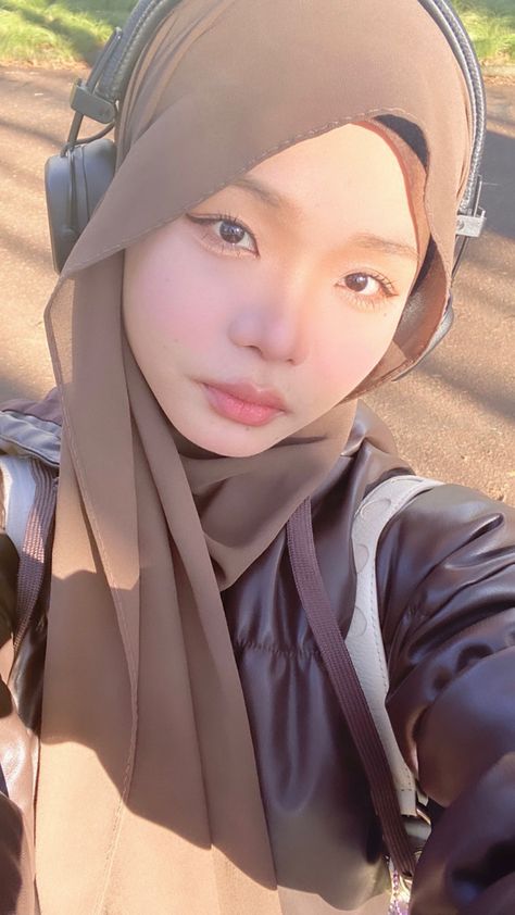 Hijabi Selfie Aesthetic, Asian Hijabi, Korean Hijab, Niqab Aesthetic, Simple Hijab Tutorial, Hijabi Fits, Simple Hijab, Hijab Style Tutorial, Hijab Trends