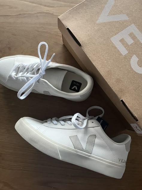 Zapatillas Veja, Mens Fashion Casual Shoes, Dr Shoes, Pretty Shoes Sneakers, Veja Sneakers, Hype Shoes, Shoe Inspo, Sneakers Outfit, School Shoes