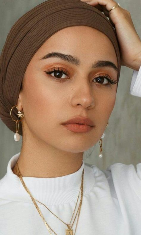 Nazeera Ibrahim, Turban Outfit, Hijab Turban Style, Natural Makeup Ideas, Turban Hijab, Head Wrap Styles, Hair Wrap Scarf, Hijab Style Tutorial, Mode Turban