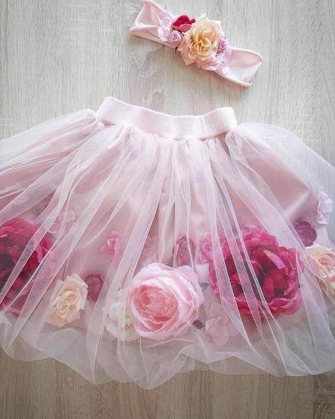 6ae07dcb33ec3b7c814df797cbda0f87desc54156415ri Outfit With Flowers, Birthday Party Outfit, Flowers Romantic, Pink Floral Skirt, 파티 드레스, Birthday Party Outfits, Kids Designer Dresses, Flower Girl Dress Lace, Flower Skirt