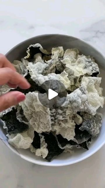 Hawaii's Best Kitchens on Instagram: "Seaweed Chips  All you need are 2 simple ingredients to make these crispy and addicting SEAWEED CHIPS. . . 🎞 @roseaustincooks #seaweedchips #nori #koreansnack #easysnack #easysnackideas #seaweed #seaweedsnacks  #hawaiisbestkitchens #hawaii #recipes #igreels" Nori Chips, Seaweed Snacks Recipes, Fried Seaweed, Shrimp Snacks, Hawaii Recipes, Seaweed Chips, Best Kitchens, Crispy Seaweed, Seaweed Snacks