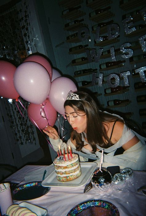 Birthday Disposable Photos, Disposable Camera Party Pictures, Birthday Film Pictures, Birthday Film Aesthetic, Birthday Digital Camera, Candid Birthday Photos, Film Birthday Photoshoot, Birthday Digital Camera Pics, Birthday Film Photography