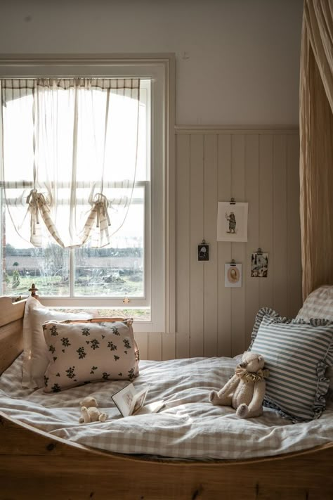 New England Farmhouse Bedroom, French Country Kids Bedroom, Kids Bedroom Small Space, Farmhouse Kids Bedroom, Vintage Toddler Rooms, Vintage Girls Rooms, Cottage Nursery, Vintage Kids Room, Cottage Room