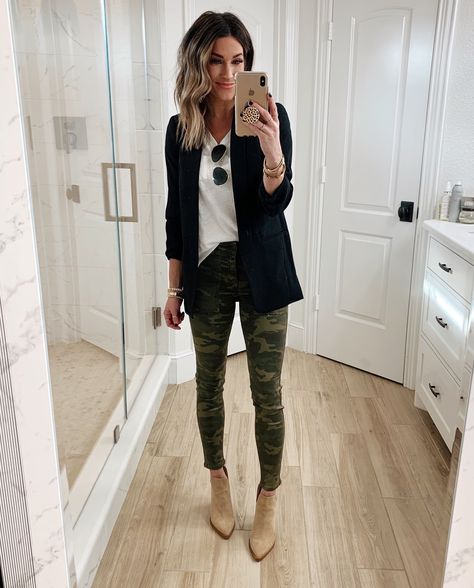 10 Ways to Style a Black Blazer - The Sister Studio Camo Jeans Outfit, Style Camo Pants, Camo Pants Outfit, Camo Pants, Blazer Outfits, Casual Fall Outfits, Black Blazer, Fall Winter Outfits, Pants Outfit