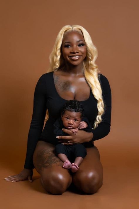 Boy Mom Photo Shoot, Mommy Son Pictures, Mommy Daughter Photography, Mommy Daughter Photoshoot, Maternity Picture Outfits, Mommy Daughter Pictures, Newborn Black Babies, Son Photo Ideas, Mommy And Baby Pictures