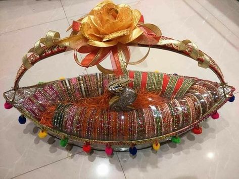 Wedding Chaab Decoration, Wedding Packing, Wedding Gift Hampers, Indian Wedding Gifts, Candy Bouquet Diy, Indian Wedding Favors, Trousseau Packing, Plate Decoration, Wedding Gift Pack