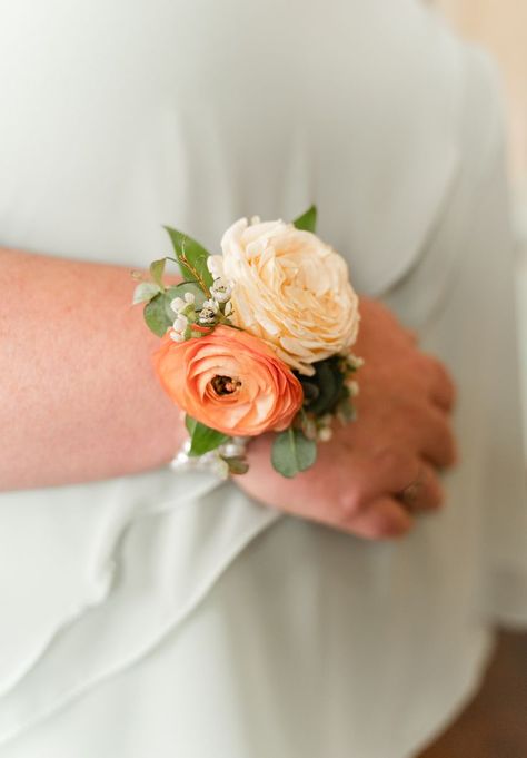 Peach Corsage Wedding, Peach Corsage Prom, Pink Orange Corsage, Spring Corsage Wedding, Spring Wedding Corsage, Colorful Corsage Wedding, Colorful Wrist Corsage, Fresh Flower Wrist Corsage, Pastel Corsage